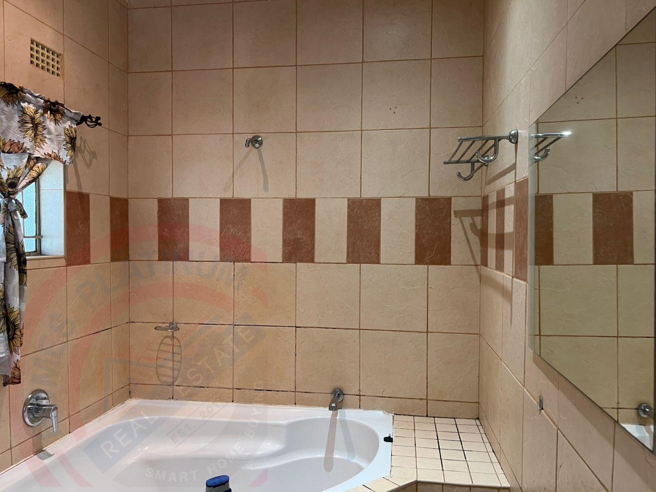 4 Bed House with En-suite for Rent in Livingstone