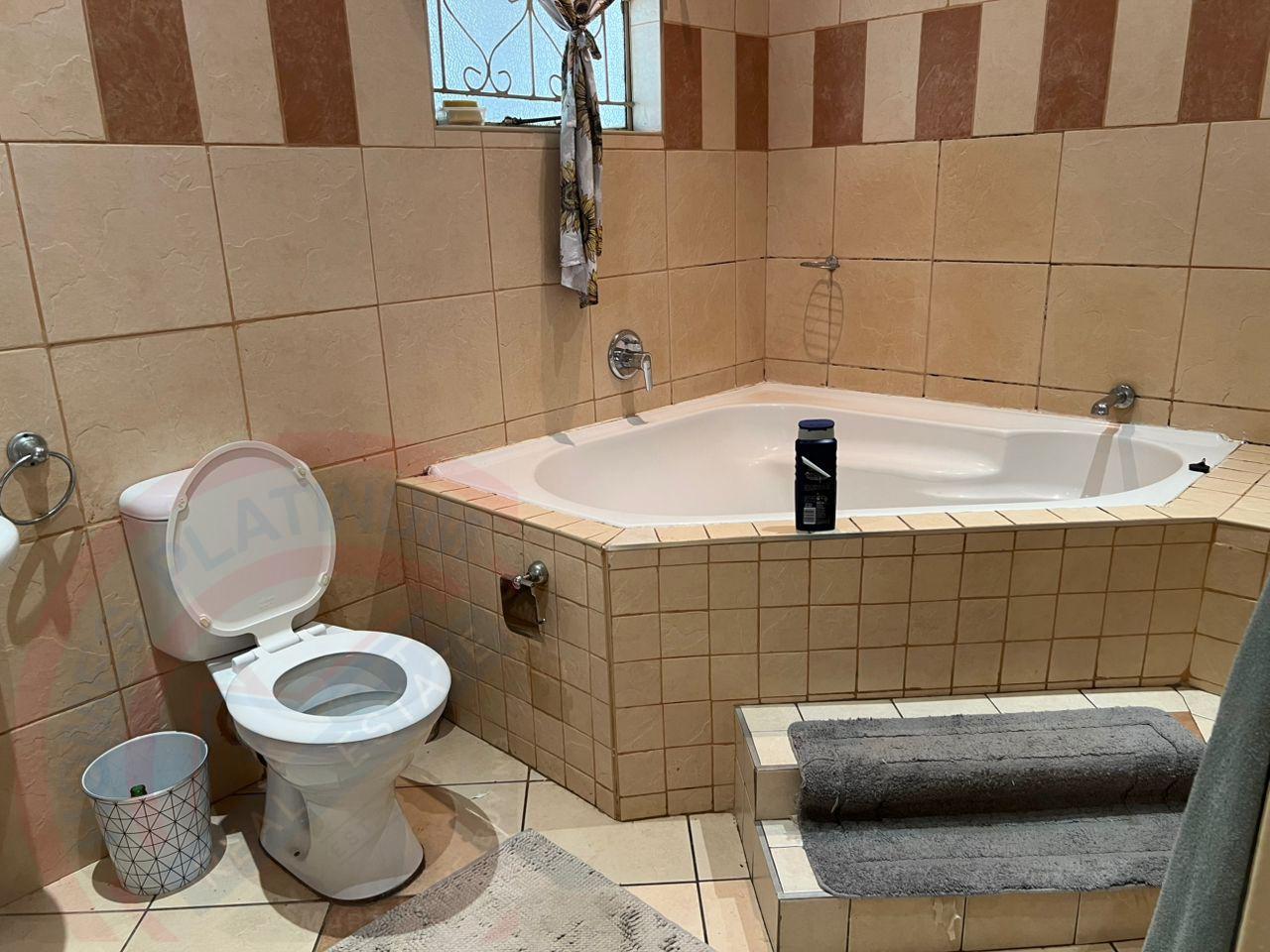 4 Bed House with En-suite for Rent in Livingstone